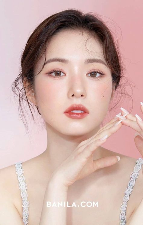 Korea Beauty Photoshoot, Korean Photoshoot Makeup, Make Up Wedding Korea, Korean Wedding Makeup The Bride, Korean Actress Makeup, Natural Korean Makeup Look, Wedding Makeup Korean, Korean Bridal Makeup, Korean Wedding Makeup