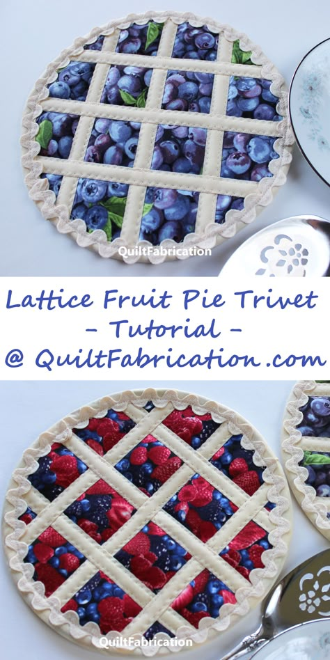 blueberry pie and mixed berry pie with ric rac crusts for table trivets Pie Hot Pad Pattern, Pie Hot Pads, Quilted Trivet Patterns Free, Quilt Potholders Patterns Free, Pie Pot Holders Free Pattern, Quilted Trivet Pattern, Diy Trivets Hot Pads, Patchwork Trivet, Hot Pads Sewing Patterns Free