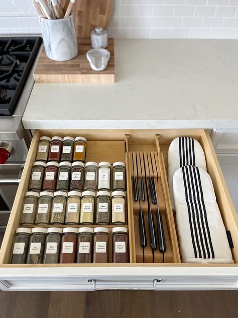 Dresser Top Organization Ideas, Kitchen Checklist, Spice Rack Organization, Neat Method, Kitchen Finishes, Spice Drawer, House Organisation, Kitchen Drawer Organization, Interior Room