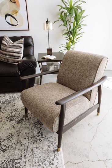 Brown Accent Chair Living Room, Brown Accent Chairs, Contemporary Living Room Chairs, Round Swivel Chair, Brown Accent Chair, Cosy Corners, Oversized Chair Living Room, Modern Swivel Chair, Comfortable Accent Chairs