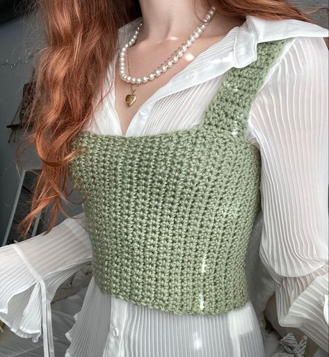 Small Knitting Ideas, Crochet Matching Set, Crochet Top Outfit, Mode Crochet, Crochet Tops Free Patterns, Crochet Clothing And Accessories, Crochet Summer Tops, Crochet Fashion Patterns, Crochet Top Pattern