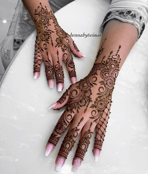 Mehendi For Engagement, Wedding Guest Henna, Mehendi Designs Full Hand, Henna Design Bridal, Full Hand Henna, Tattoo Mehendi, Henna Design Simple, Mehendi Tattoo, Henna Black