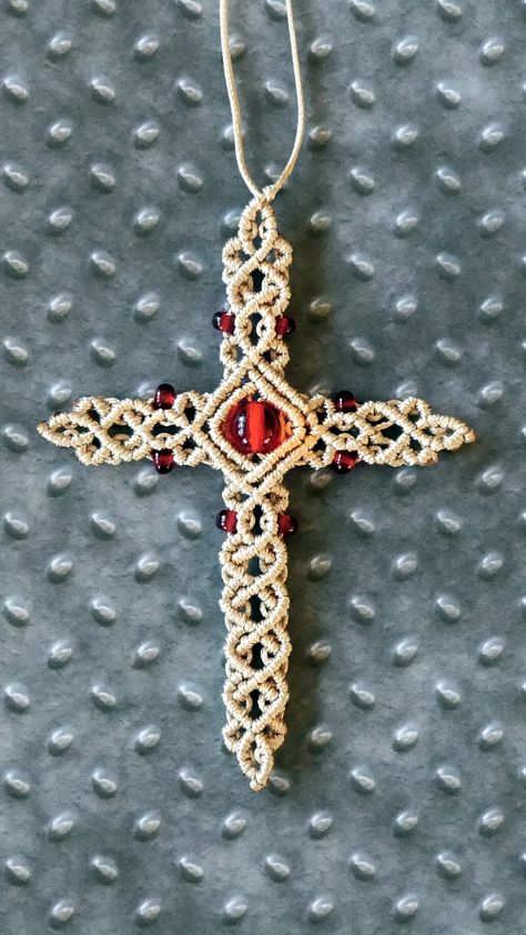 How To make a Macramé Cross (Tutorial). #macrame #cross #pendant #keychain #necklace #collar #jewelry Macrame Rosary Diy, Macrame Cross Knot, Macrame Cross Tutorial, Macrame Crystal Necklace Diy Tutorial, Micromacrame Tutorial, Beads Step By Step, Macrame Collar, Macrame Cross, Spiritual Macrame Beaded Necklaces