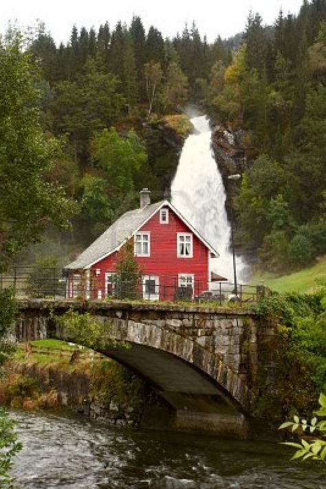 House with a view - oh to live here. Trip Vibe, Norwegian Home, Norway Trip, Norway House, Norwegian House, Scandinavian Houses, Dream Location, Beautiful Norway, Hm Home