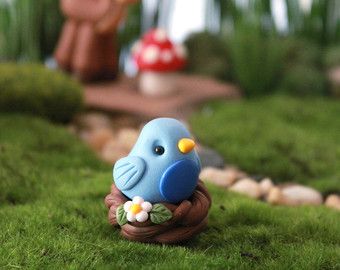 Bird In Nest, Polymer Clay Kunst, Fimo Kawaii, Bouquet Decoration, Clay Bird, Clay Birds, Polymer Clay Fairy, Bird Sitting, Miniature Gardens