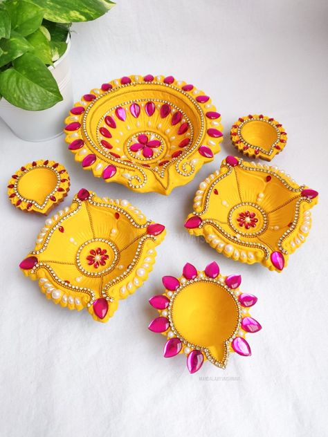 Decorated Diyas For Diwali, Big Diya Painting, Diy Diya Decoration Ideas Creative, Big Diya Decoration Ideas, Diya Pic, Diya Decoration Ideas Diwali Unique, Diya Decoration Ideas Creative, Diya Paintings, Lamp Decoration Ideas