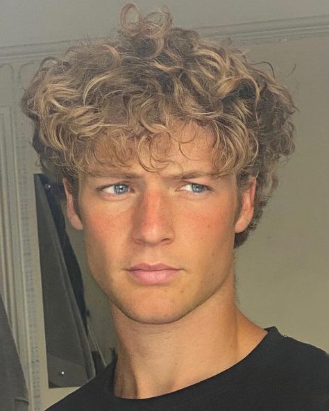 Year Dump, Mens Haircuts Short Hair, Men Haircut Curly Hair, Blonde Wavy Hair, Wavy Hair Men, Curly Mullet, Blonde Curly Hair, Blonde Curls, Dirty Blonde Hair