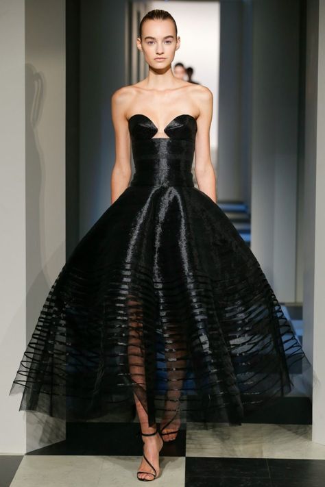 Oscar de la Renta Monse debut - Fall 2017 Runway Style Noir, 2024 Fashion, Red Carpet Dresses, Fall 2017, Mode Inspiration, Fashion 2017, Beautiful Gowns, Couture Dresses, Couture Fashion