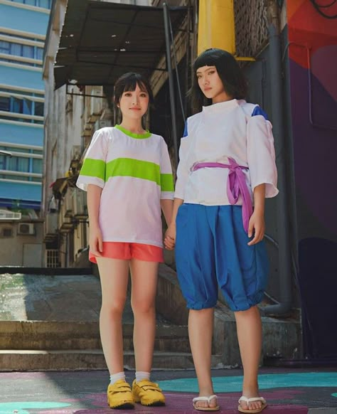 Cosplay: @hiiyori1231 Chihiro Halloween Costume, Ghibli Couple Costume, Studio Ghibli Cosplay Diy, Easy Couples Cosplay, Ghibli Cosplay Ideas, Ghibli Costume Ideas, Studio Ghibli Couples Costume, Easy Couple Cosplay, Cosplay Duo Ideas Anime