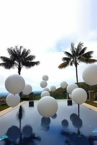 Balloon Decorations Ideas, Pool Wedding Decorations, White Party Theme, Ceremony Aisle Decor, Wedding Pool Party, Pool Wedding, Wedding Balloon Decorations, Pool Party Decorations, Ceremony Aisle