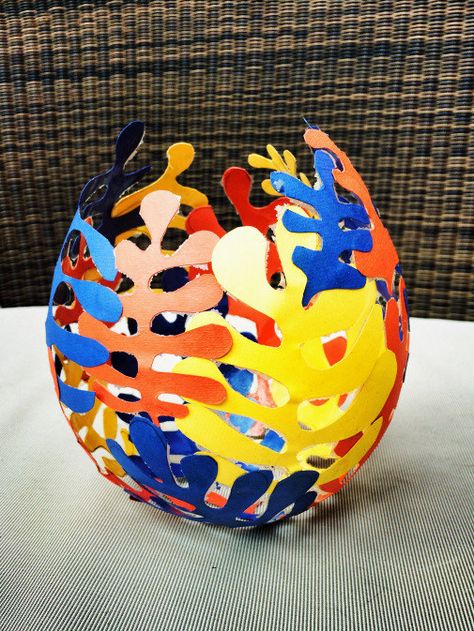 Paper-maché funny shapes to a balloon, then pop the balloon in the morning. | 19 Impossibly Cool Crafts That Will Blow Your Kids' Minds معرض فني, Classe D'art, Paper Mache Projects, 5th Grade Art, Antony Gormley, Sculpture Projects, Elementary Art Projects, Matisse Art, School Art Projects