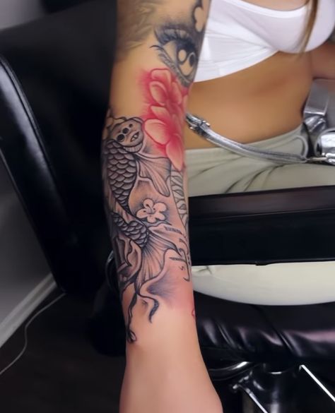 Womens Koi Fish Tattoo, Koi Fish Arm Tattoo, Koi Fish Sleeve Tattoo, Koi Fish Tattoo Forearm, Coi Fish Tattoo, On Hand Tattoo, Heart Tattoo Ideas, Delicate Tattoos For Women, Colour Tattoo For Women