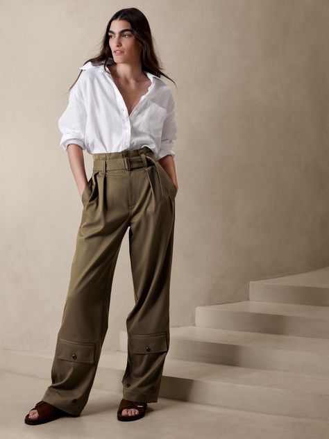 A fresh take on the classic cargo pant, this vintage-inspired pair adds a paperbag style waistband and double-pleated front, crafted in a textured blend of warm wool and all-season cotton.  SUPER HIGH + STRAIGHT FIT: Ultra high rise.  Cut straight th Banana Republic Outfits, Berlin Fashion Street, Masculine Style, Safari Style, Utility Pants, Denim Trends, Banana Republic Women, 50 Fashion, Chic Outfits