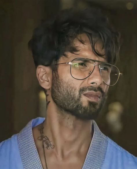 Attitude Man Pic, Farzi Movie Images Hd, Farzi Shahid Kapoor, Farzi Web Series Photo, Shahid Kapoor Hairstyle, My Attitude, Men Hair Color, Photos For Profile Picture, Bollywood Couples