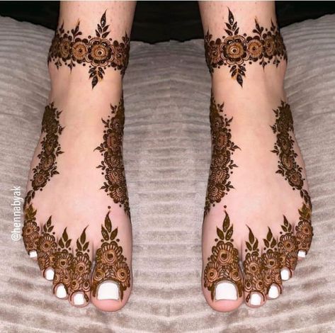 Henna designs Mehndi designs follow me to get more designs Feet Mehandi, Mehndi Designs 2023, Foot Mehndi Designs, Mhndi Design, Leg Mehendi, Wedding Henna Designs, Foot Mehndi, Feet Mehndi, Legs Mehndi