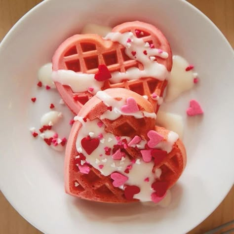 Airbrush Heart, Heart Waffles, Waffle Pops, Valentines Breakfast, Waffle Bar, Valentine Desserts, Valentines Day Desserts, Airbrush App, Tasty Pancakes