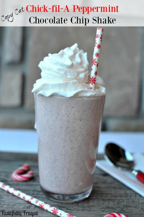 Copy Cat Chick-fil-A Peppermint Chocolate Chip Milkshake: A Festive, Freaking Delicious Holiday Treat | Pretty Providence Chocolate Chip Milkshake, Peppermint Shake, Peppermint Milkshake, Milkshake Recipe Easy, Peppermint Chocolate, Chocolate Shake, Chocolate Milkshake, Milkshake Recipes, Vegetable Drinks