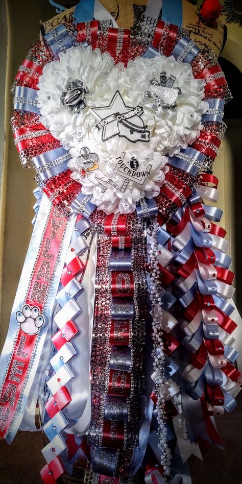 Heart shaped Homecoming Mum Big Homecoming Mums, Mums And Garters, Texas Mums, Sherri Hill Homecoming Dresses, Homecoming Garter, Homecoming Spirit, Football Homecoming, Homecoming Formal Dresses, Mums The Word