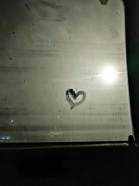 Drawing hearts for my boyfriend on his car window while we drive 🌙 Window Drawing Aesthetic, Foggy Car Windows Aesthetic, Car Window Snap, Steamy Car Windows, Car Window Drawing, Foggy Car Windows, Recreate Pics, Drawing Hearts, Night Rides Car