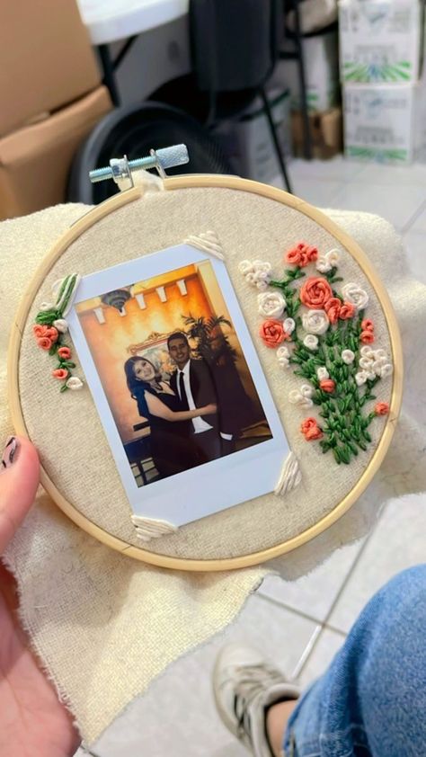 Embroidery For Anniversary, Embroidery Anniversary Gift Ideas, Embroidery Polaroid Frame, Anniversary Embroidery Designs, Photo Embroidery Hoop, Embroidery Photo Frame, Drawing Embroidery, Tshirt Embroidery, Bracelet Embroidery