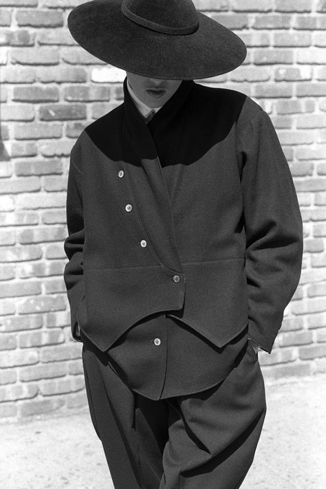 Yohji Yamamoto, Fall 1981 RTW Jojo Fashion, Yoji Yamamoto, Paris Fashion Week Runway, Rei Kawakubo, Spring Couture, Cyberpunk Style, Avant Garde Fashion, Fashion Week Runway, Yohji Yamamoto