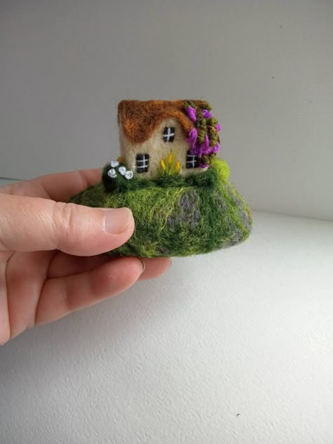 Needle felted english cottage, felt landscape Felt Mushroom, Felt House, Needle Felting Diy, Wool Felt Projects, Needle Felted Christmas, Felted Wool Crafts, Wool Needle Felting, Felt Gifts, Needle Felting Projects