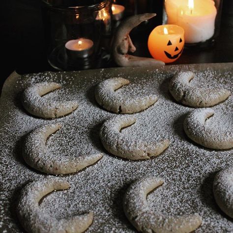 Food Witch Aesthetic, New Moon Food, Yule Moon Cookies, Imbolc Moon Cookies, Kitchen Witch Desserts, Witchy Themed Food, Moon Spell Cookies, Full Moon Cookies, Fall Equinox Celebration Food