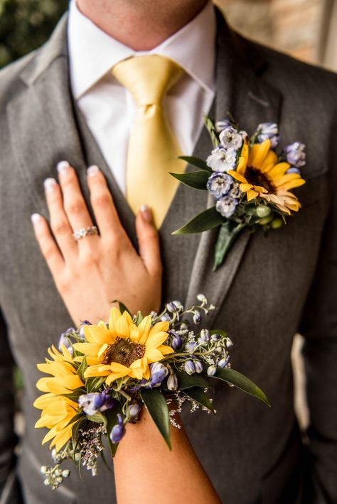 Sunflower Corsage, Sunflower Boutonniere, Prom Flowers Corsage, Prom Corsage And Boutonniere, Wrist Corsage Prom, Prom Pictures Couples, Yellow Prom, Prom Pics, Sunflower Themed Wedding