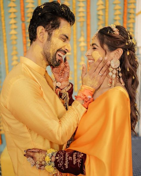 Bride And Groom Haldi Together, Haldi Copul Poses, Haldi Cupal Pose, Haldi Ceremony Couple Poses, Haldi Poses For Bride And Groom, Haldi Poses Bride, Mehndi Photo Pose, Haldi Poses For Couple, Haldi Couple Poses