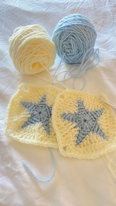 Aesthetic Crochet Squares, Star Granny Squares Crochet, Crochet Stars Granny Square, Things To Do With Crochet Granny Squares, Granny Bag Crochet Pattern, Star Square Crochet Pattern, Crochet Granny Square 2 Color, Star Granny Square Pattern Free, Granny Square Creations