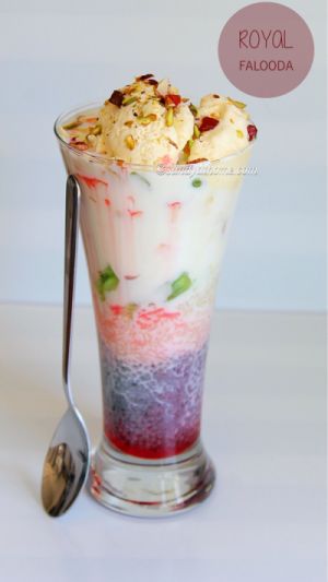 Royal falooda is a rich, creamy and very delicious summer dessert loaded with fruits, nuts, milk, ice cream, falooda sev and much more. Falooda Recipes, Royal Falooda, Desserts Strawberry, Falooda Recipe, Strawberry Snacks, Rose Syrup, Protein Smoothies, Chai Recipe, Basil Seeds