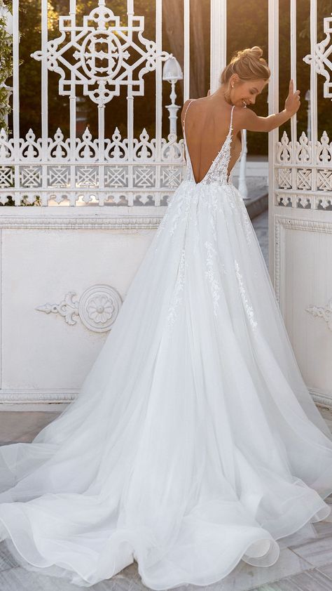 Deep V Neckline Wedding Dress, Wedding Dress With Detachable Top, Daria Karlozi Wedding Dress, 2023 Wedding Trends Wedding Dress, V Cut Wedding Dress, Elegant A Line Wedding Dress, Deep V Wedding Dress, Elegant Wedding Dress Ballgown, Daria Karlozi