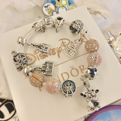 Disney Themed Pandora Bracelet, Disney Pandora Bracelet Ideas, Pulsera Pandora Charms Ideas, Charms Pandora Disney, Pandora Bracelet Disney, Pandora Disney Bracelet, Disney Pandora Charms, Pandora Disney Charms, Pandora Bracelet Ideas