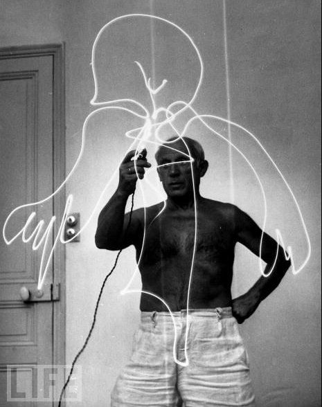 pablo-picasso_light-graffiti_3 • TheCoolist - The Modern Design Lifestyle Magazine Picasso Light Painting, Gjon Mili, Pablo Picasso Drawings, Picasso Drawing, Cubist Movement, Light Painting Photography, Art Picasso, Pablo Picasso Paintings, Picasso Paintings