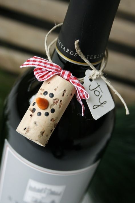 Cute Idea! www.LiquorList.com  "The Marketplace for Adults with Taste!"  @LiquorListcom  #liquorlist Wine Cork Crafts Christmas, Cork Crafts Christmas, Wine Cork Ornaments, Wine Cork Diy, Cork Ornaments, Cork Projects, Wine Craft, Wine Cork Crafts, Cork Crafts