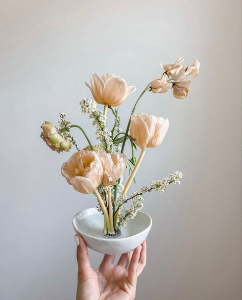 Single Floral Centerpiece, Floral Frog Arrangement Wedding, Flower Frog Wedding Centerpiece, Flower Frog Centerpiece, Bud Vase Floral Arrangements, Ceramic Wedding Centerpiece, Wildflower Ikebana, Minimalist Flower Centerpieces, Minimal Floral Centerpieces