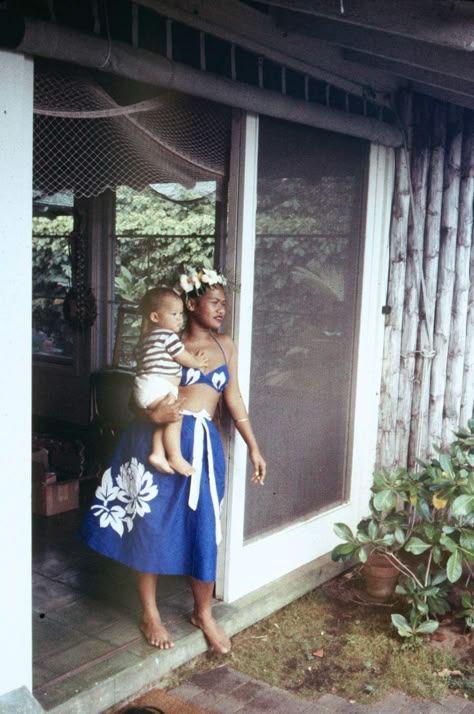 A young Hawaiian mother, 1959. LIFE magazine. Hawaiian Vintage, Vintage Polynesian, Vintage Hawaiian Photography, 1960s Hawaii, Vintage Hawaii Photography, Hawaiian History, Hawaiian Outfit, Vintage Hawaii, Vintage Hawaiian