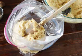 How to Make Baked Doughnuts - Fill Piping Bag Donuts In A Bag, Cherry Pie Crumble, Yeast Free Breads, Doughnut Pan, Making Donuts, Homemade Donuts Recipe, Baked Doughnuts, How To Make Cheesecake, Piping Bag