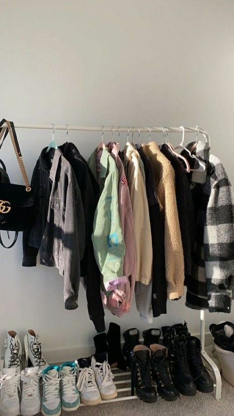 Aesthetic Clothes Rack, Clothes Rack Aesthetic, Best Workout Clothes, Clothing Rack Bedroom, Small Room Interior, Room Organization Bedroom, Room Organisation, Simple Closet, Clothes Organizer