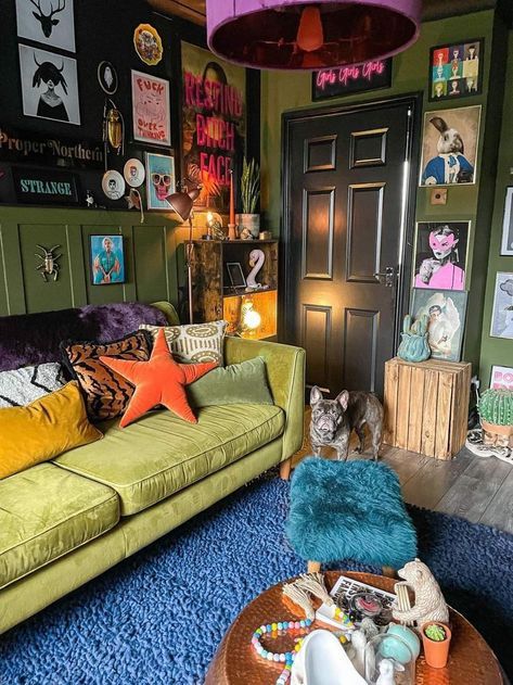 80s Vintage Living Room, Couples Decor Ideas, Indie Aesthetic Living Room, Eclectic House Interior, Funky Nyc Apartment, 70s Inspired House Decor, House Interior Colourful, Maximalism Organization, Room Inspo Eclectic