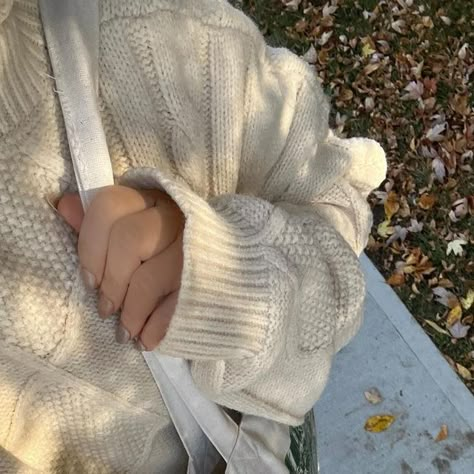 Autumn Aesthetic People, Getting Older Aesthetic, Vanilla Autumn Aesthetic, Romanticizing Fall Aesthetic, Fall Aesthetic White, White Fall Aesthetic, Clothing Inspo Aesthetic, Romanticize Autumn Aesthetic, Blonde Girl Fall Aesthetic