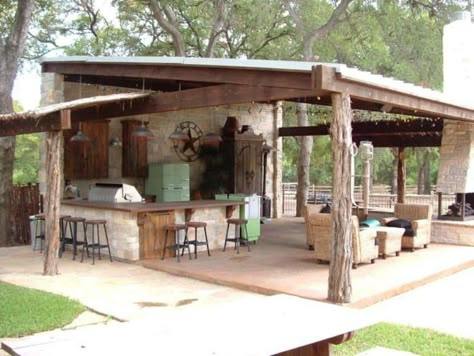 20+ Spectacular outdoor kitchens with bars for entertaining Western Outdoor Patio, Townhome Backyard, Rustic Outdoor Kitchens, House Community, Community Ideas, Outdoor Kitchen Countertops, Rustic Patio, Outdoor Kitchen Bars, Outdoor Kitchen Ideas