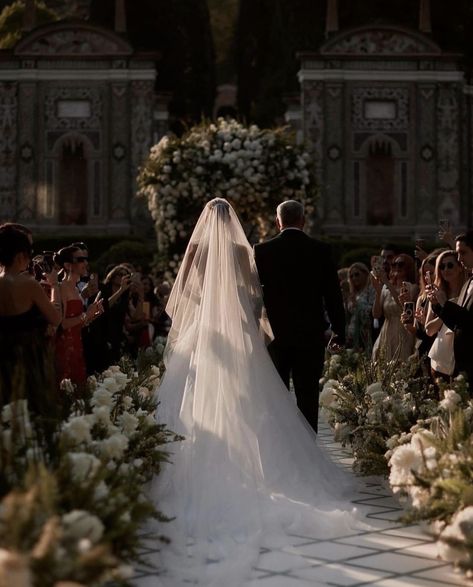 Italy Beautiful Places, Beautiful Places To Get Married, Gown Haute Couture, Wedding Venues In Italy, Couture Dior, Italian Wedding Venues, Italy Beautiful, Classic Romance, Wedding Ceremony Photos