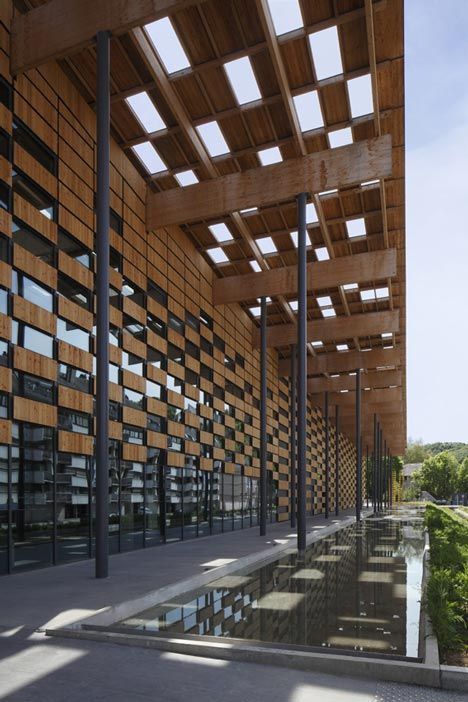 Traditional Japanese Architecture, Kengo Kuma, Wood Architecture, Art Centre, Cultural Architecture, Building Facade, Japanese Architecture, Architecture Exterior, Facade Architecture