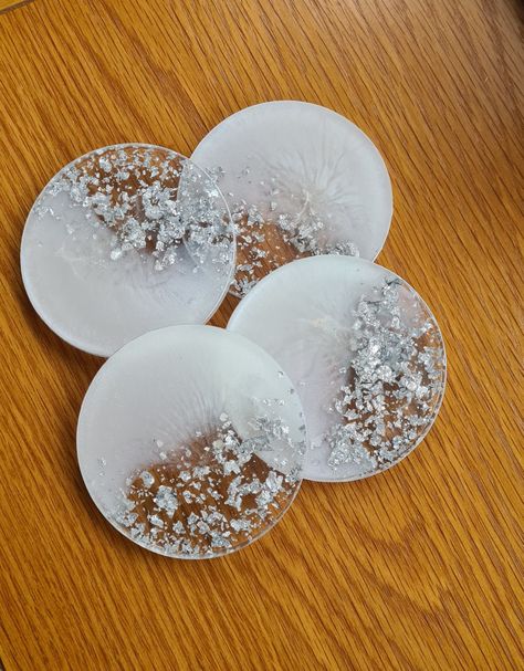 Beautiful white and silver foil coasters #resincoasters #resincrafting Resin Coasters For Wedding, Transparent Resin Coaster, Winter Resin Coasters, Christmas Resin Gifts, Winter Resin Ideas, Coasters Resin Art, Epoxy Resin Coasters Diy, Resin Christmas Coasters, Epoxy Coaster Ideas