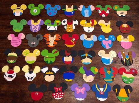 Saw this idea in a Disney group for collecting character signatures. Might use similar designs for family t-shirts. Disney Coasters Diy, Disney Diy Ornaments, Disney Characters Heads, Disney Felt Ornaments, Disney Diy Christmas Ornaments, Character Signatures, Disney Ornaments Diy, Disney Themed Classroom, Deco Disney