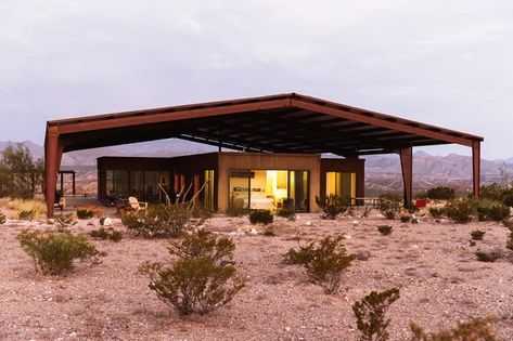 This modern home on the outskirts of Marfa began with a simple vision—a giant metal structure, 20-feet-tall, offering shade over a spare 2-bedroom, 3-bath modern home, with 360-degree views that stretch to the Mexican border. Bonfire Pits, Desert Chic, Desert Decor, Modern Desert, Mexican Border, Metal House, Lake Travis, Desert Homes, Chic Spaces