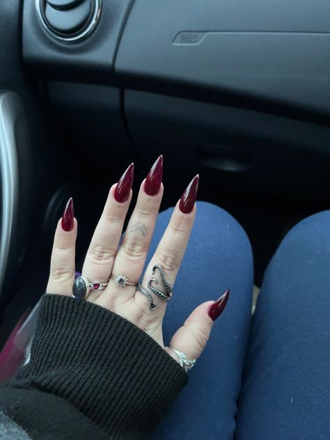 Dracula Acrylic Nails, Vampire Stiletto Nails, Alt Almond Nails, Nail Varnish Ideas, Christmas Nails Long Coffin, Vampire Acrylic Nails, Red Vampire Nails, Morticia Nails, Vampire Teeth Nails