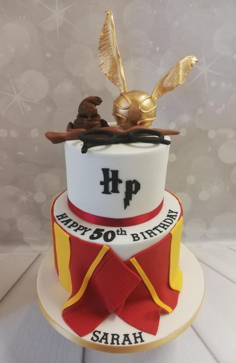 2 tier Harry Potter cake Harry Potter Cake 2 Tier, Harry Potter Cake Designs, Marvel X Harry Potter, Slytherin Bedroom, Cake 2 Tier, The Golden Snitch, Cute Harry Potter, Theme Harry Potter, Harry Potter Cake