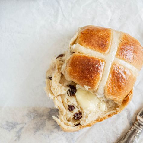 Brioche Hot Cross Buns Cross Buns Recipe, Easter Bun, Hot Cross Buns Recipe, Buns Recipe, Dough Recipes, Easter Bread, Hot Cross Buns, Cross Buns, Pastry Brushes